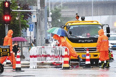 风雨中的担当 致敬英雄 致敬暴雨中的守护者