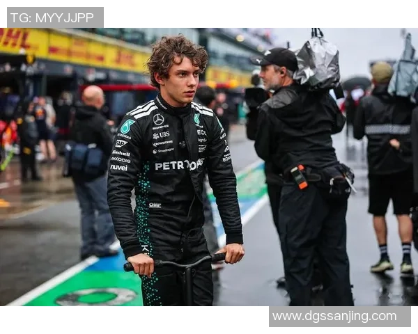 足球球星颜值变化大揭秘 从年轻小将到成熟巨星的蜕变过程